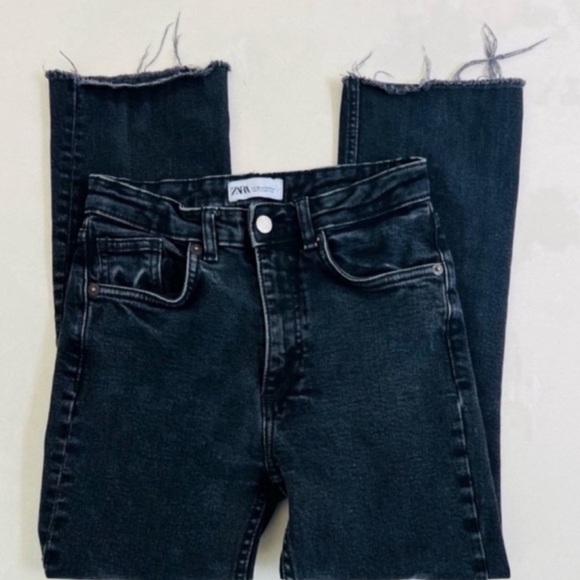 Zara Black High Rise Cropped Straight Leg Jeans 4 - Picture 1 of 3